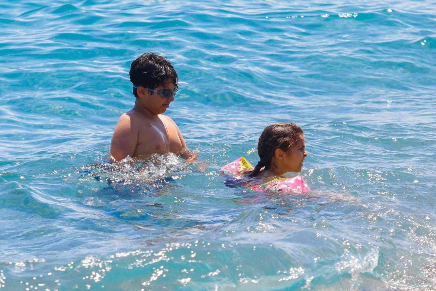 Gök Gürültülü Sağanak Beklenen Antalya’da, Güneşi Gören Sahile Koştu