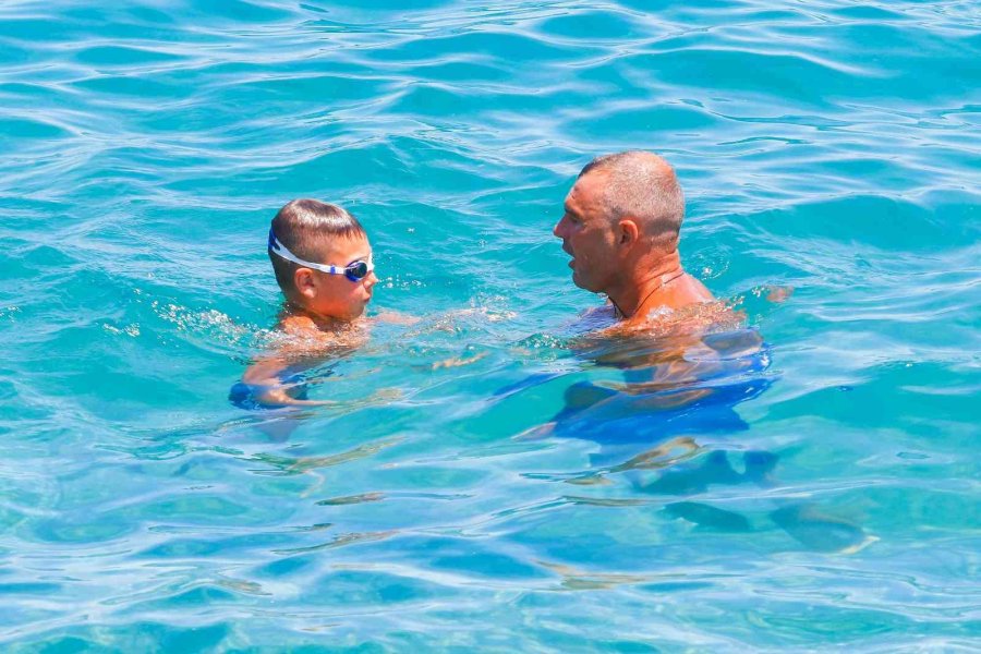 Gök Gürültülü Sağanak Beklenen Antalya’da, Güneşi Gören Sahile Koştu