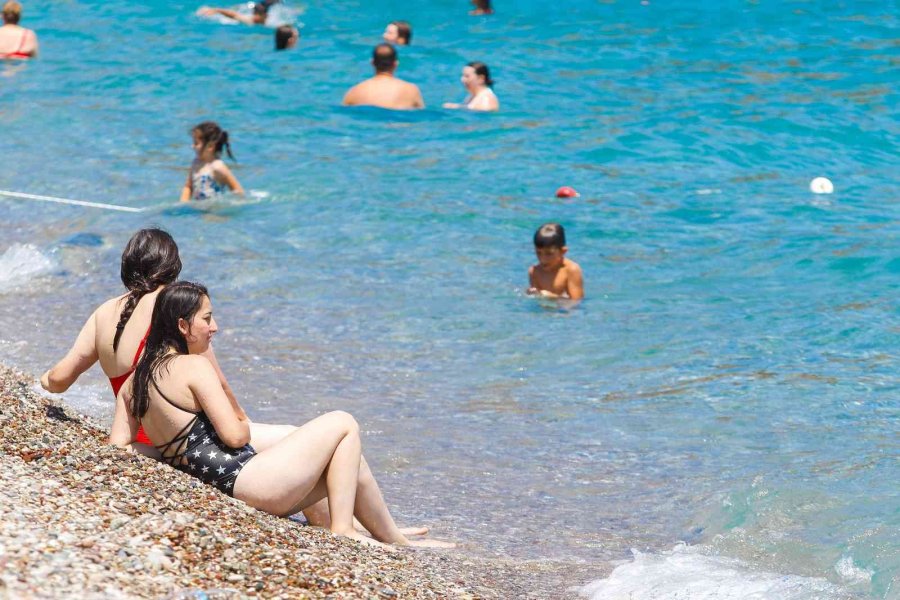 Gök Gürültülü Sağanak Beklenen Antalya’da, Güneşi Gören Sahile Koştu