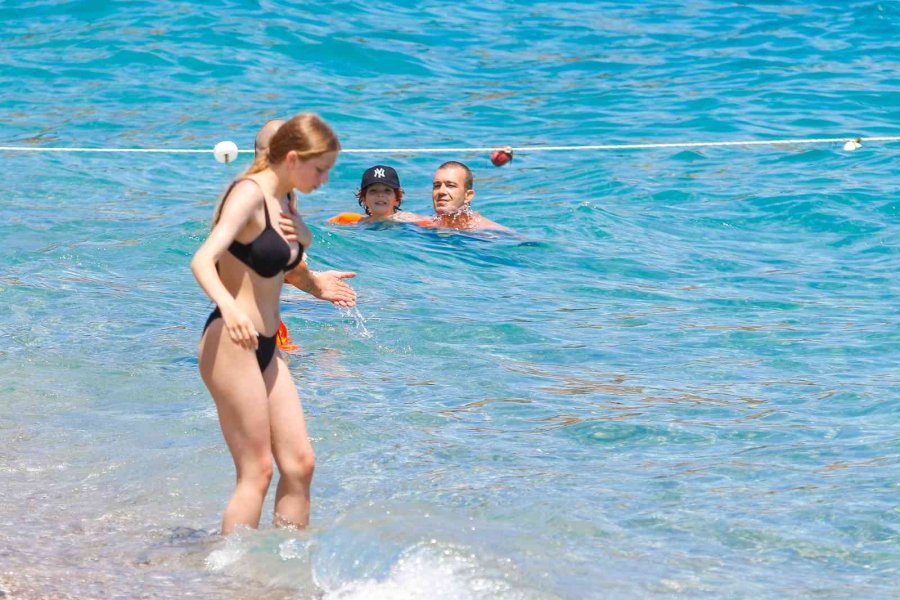 Gök Gürültülü Sağanak Beklenen Antalya’da, Güneşi Gören Sahile Koştu