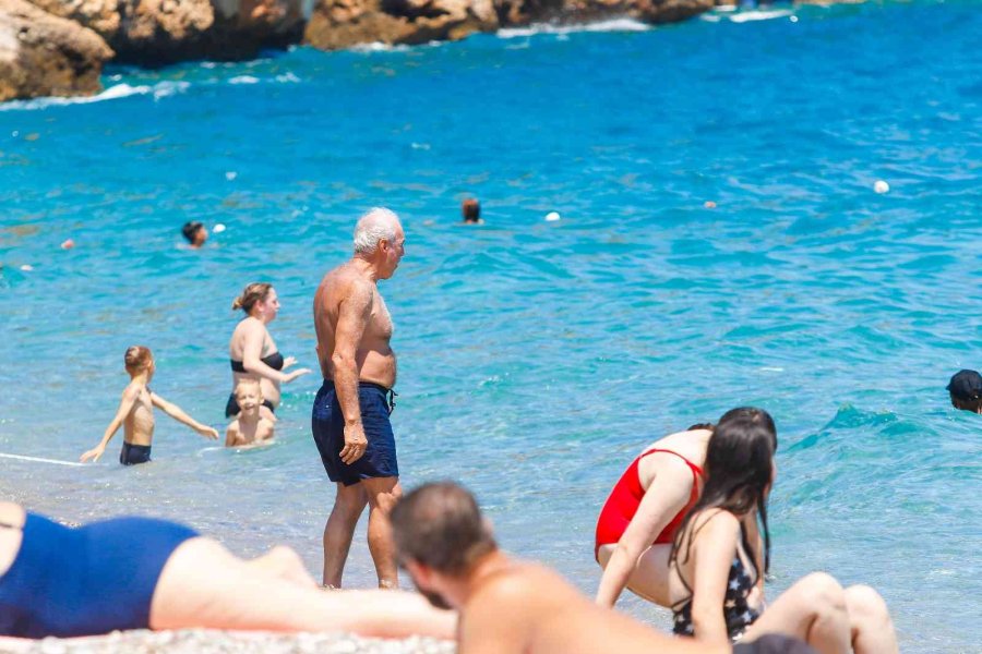 Gök Gürültülü Sağanak Beklenen Antalya’da, Güneşi Gören Sahile Koştu