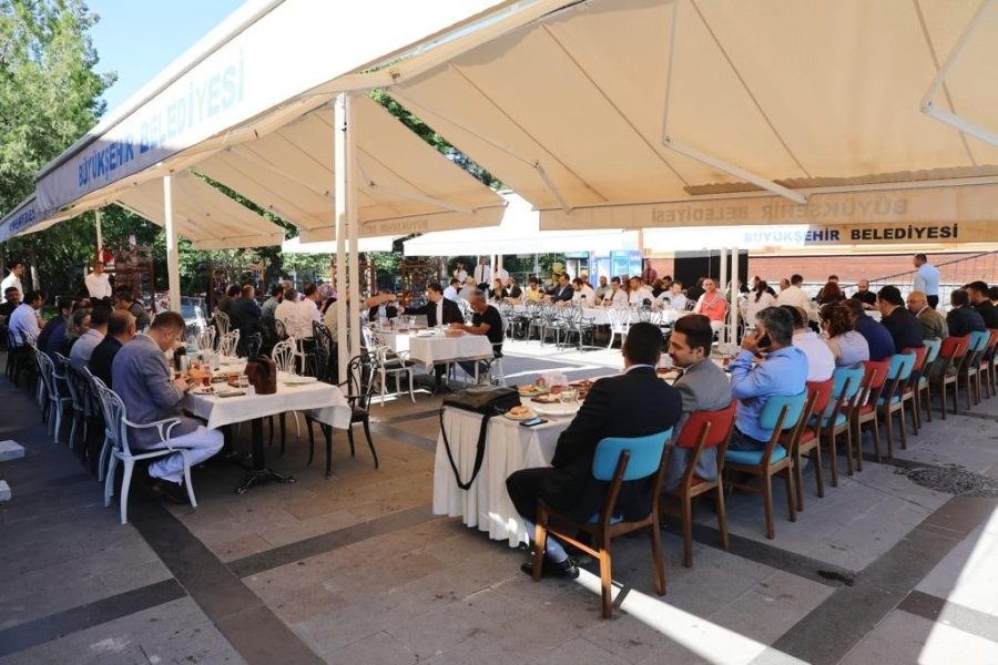 Vali Çiçek, Turizm Acenteleri Ve Otel Yöneticileriyle Bir Araya Geldi