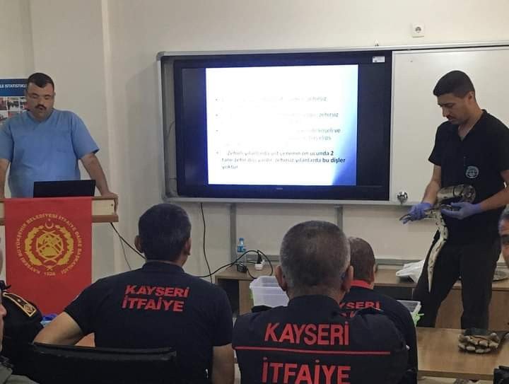 İtfaiye Erlerine Yılanlı Eğitim