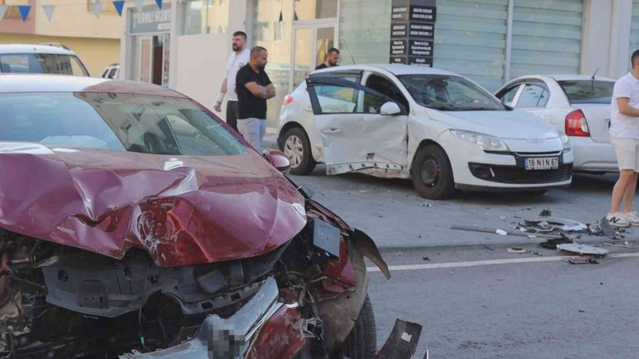 Kayseri’de 2 Otomobil Çarpıştı, 5 Kişi Yaralandı