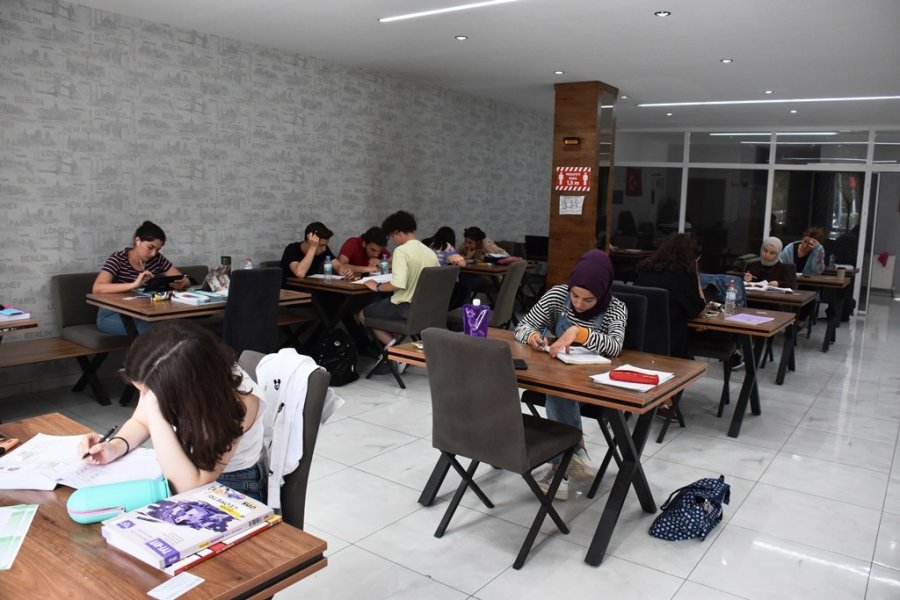 Kocasinanlı Öğrenciler, Gençlik Merkezinde Sınava Hazırlanıyor