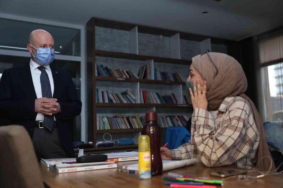 Kocasinanlı Öğrenciler, Gençlik Merkezinde Sınava Hazırlanıyor