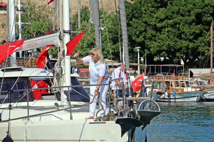 Terliklerini Karaya Bırakıp Tekneleriyle Dünya Turuna Çıktılar