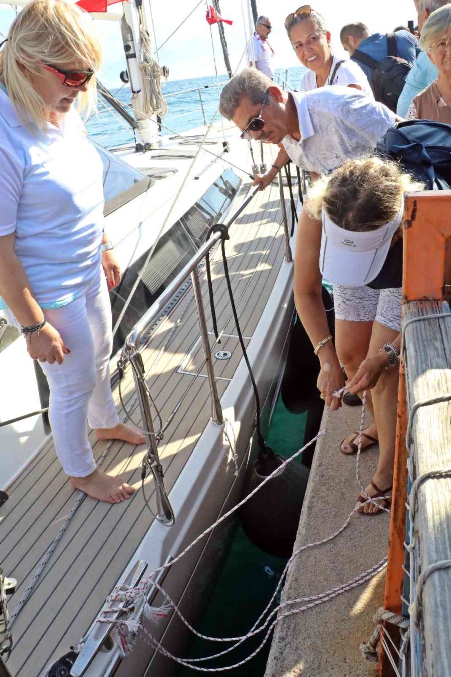 Terliklerini Karaya Bırakıp Tekneleriyle Dünya Turuna Çıktılar