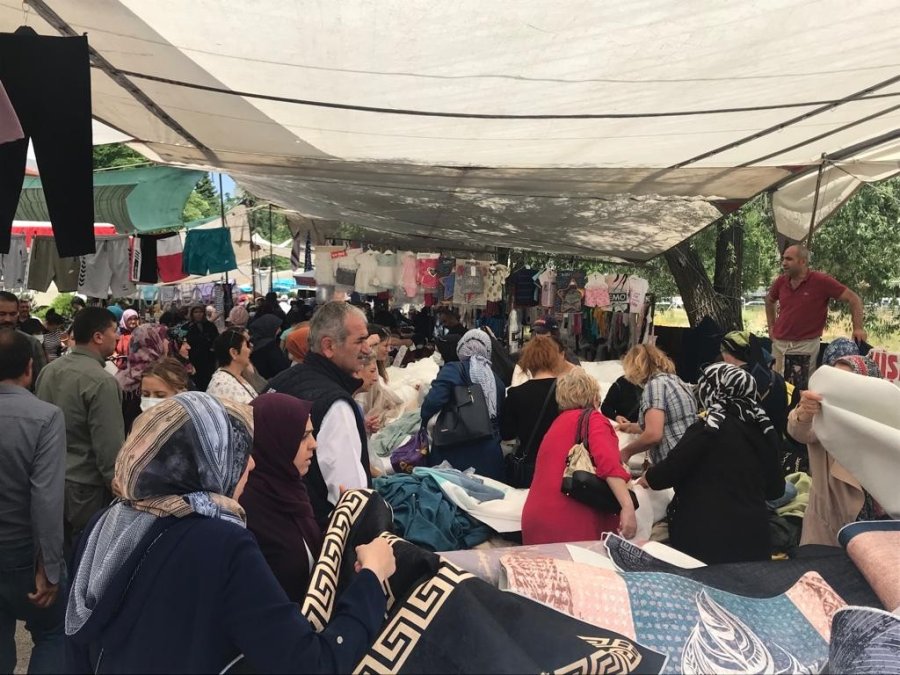 Uygun Fiyata Giyinmek İsteyenler Çarşamba Pazarı’nın Yolunu Tuttu