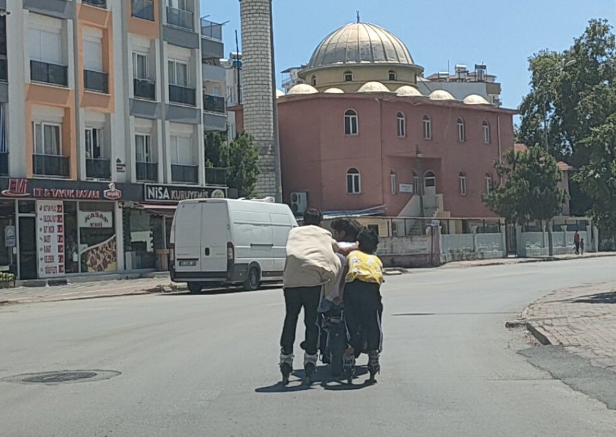 Antalya’da 2’si Patenli, 5 Çocuğun Trafikteki Tehlikeli Yolculuğu