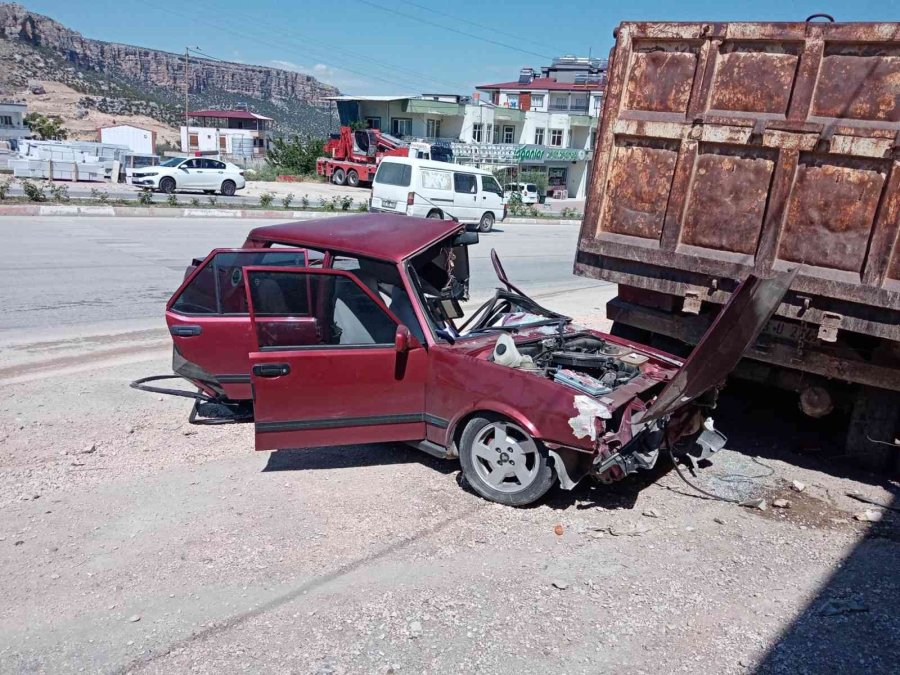 Tıra Çarpan Otomobilin Sürücüsü Yaralandı