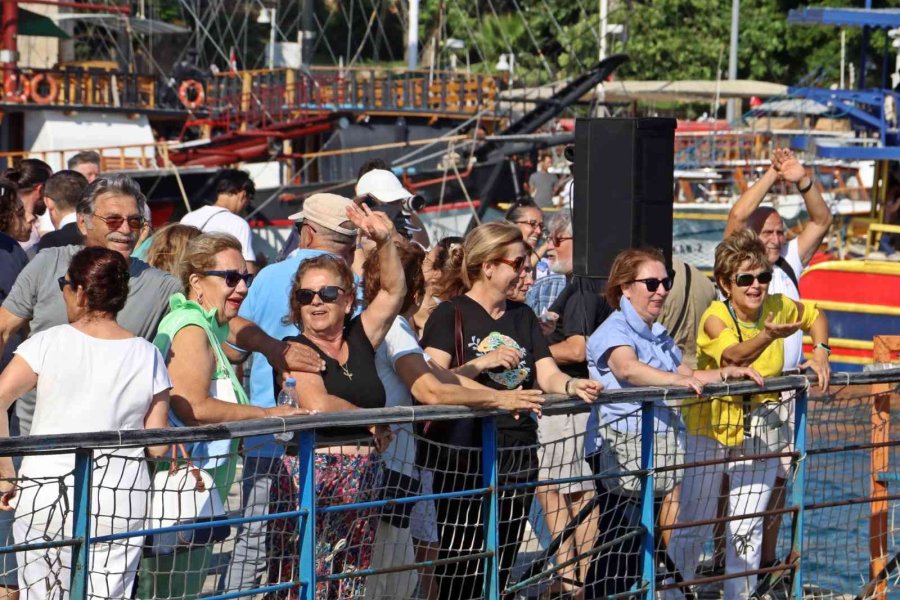 Terliklerini Karaya Bırakıp Tekneleriyle Dünya Turuna Çıktılar