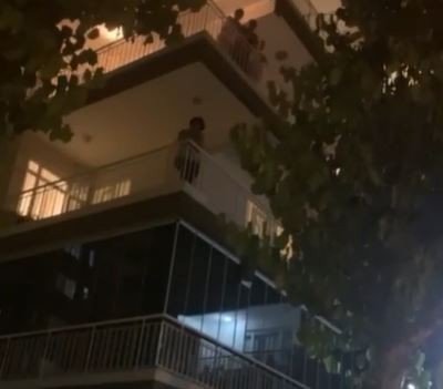 Mezuniyet Törenini Karantinadaki Öğretmenlerinin Ayağına Getirdiler