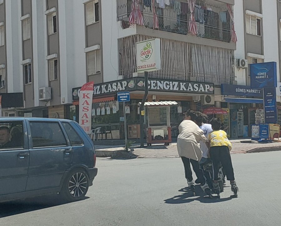 Antalya’da 2’si Patenli, 5 Çocuğun Trafikteki Tehlikeli Yolculuğu