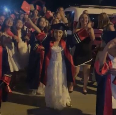 Mezuniyet Törenini Karantinadaki Öğretmenlerinin Ayağına Getirdiler