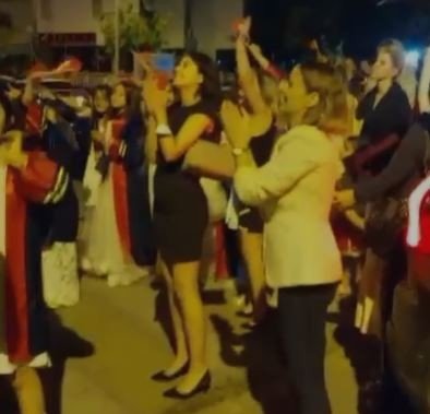 Mezuniyet Törenini Karantinadaki Öğretmenlerinin Ayağına Getirdiler