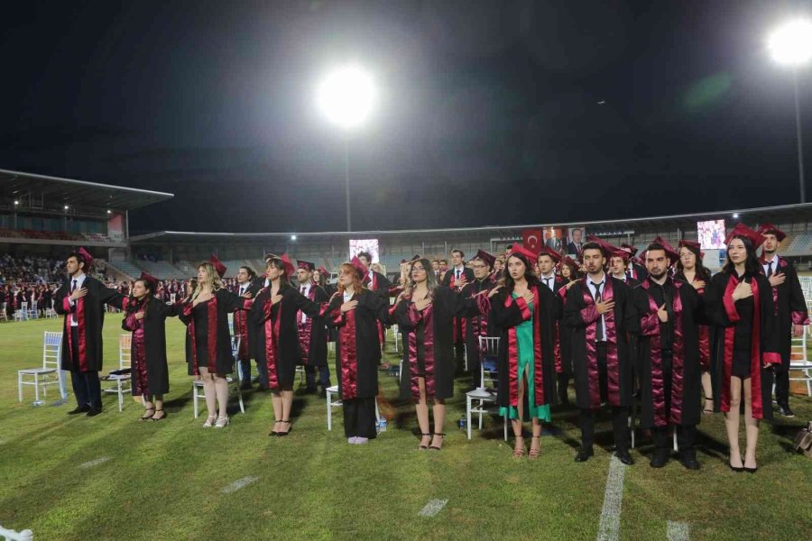 Akdeniz Üniversitesi Tıp Fakültesi’nden 438 Hekim Mezun Oldu