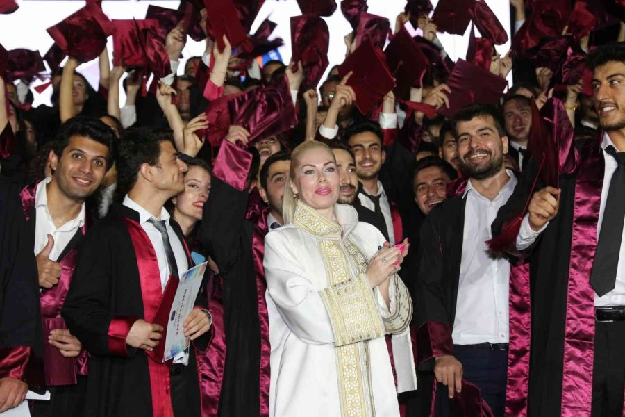 Akdeniz Üniversitesi Tıp Fakültesi’nden 438 Hekim Mezun Oldu