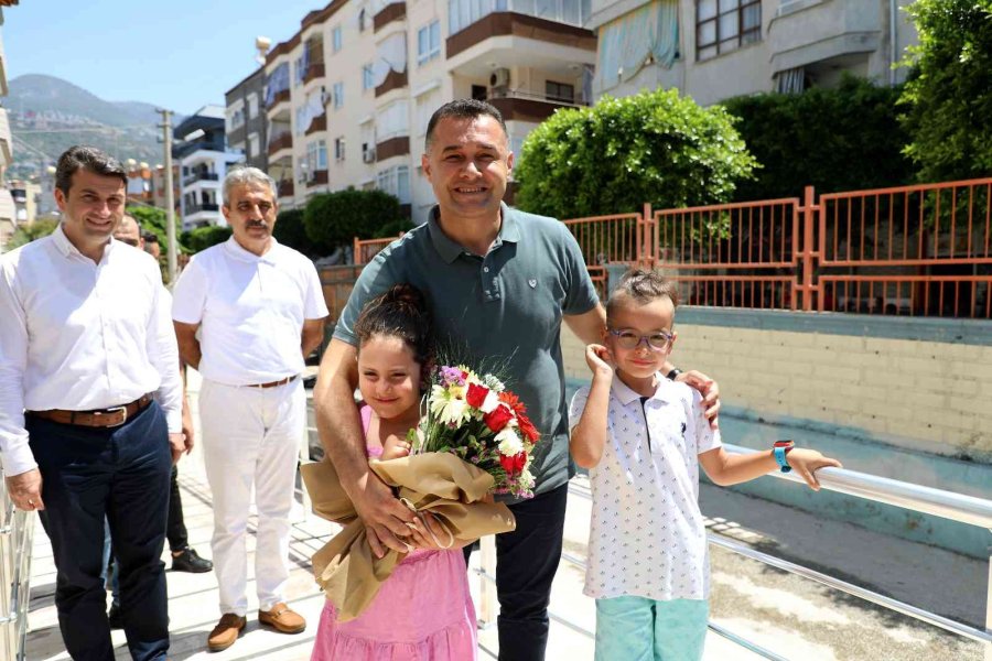 Başkan Yücel’den Öğrencilere Karne Sürprizi