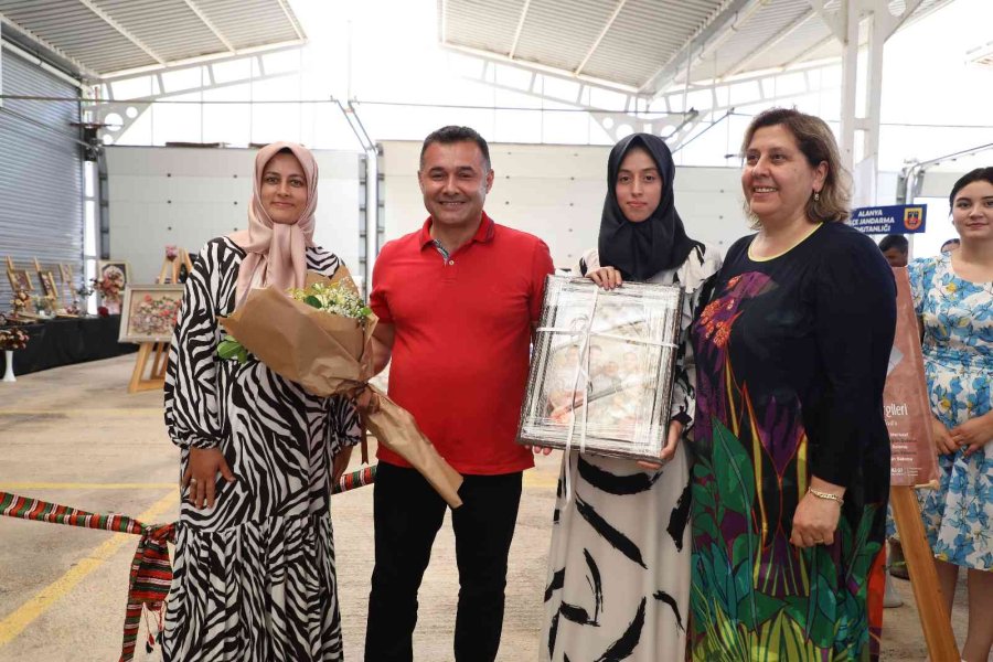 Sanat Atölyesi Kursiyerlerinin El Emeği Göz Nuru Eserleri Sergilendi