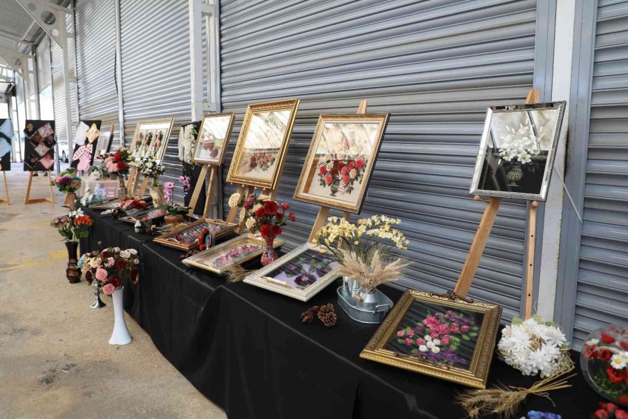 Sanat Atölyesi Kursiyerlerinin El Emeği Göz Nuru Eserleri Sergilendi