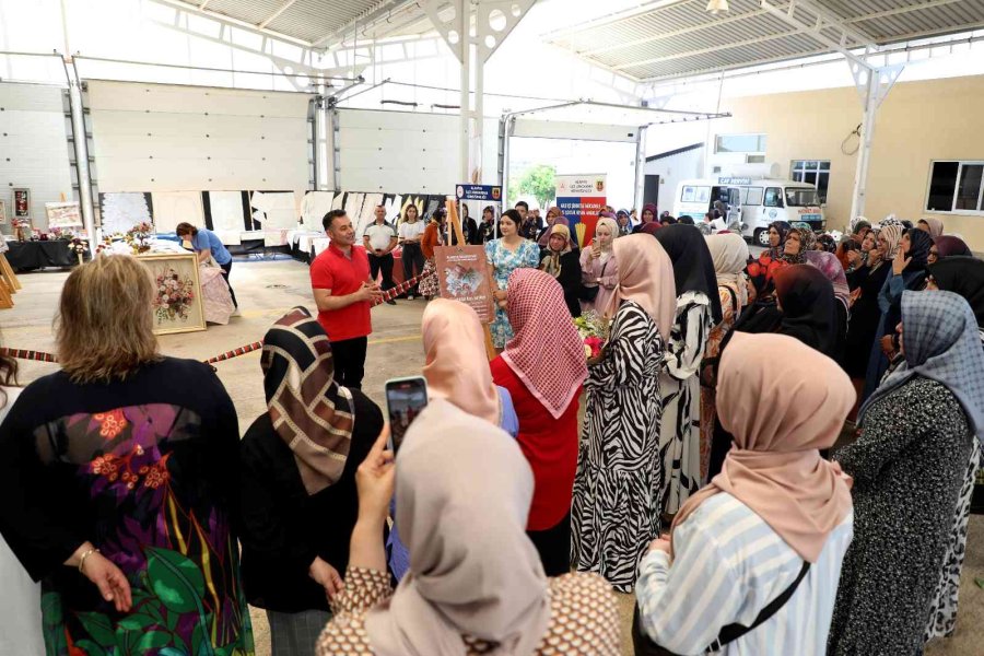 Sanat Atölyesi Kursiyerlerinin El Emeği Göz Nuru Eserleri Sergilendi