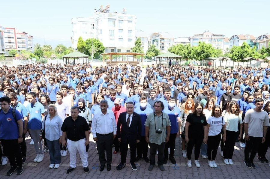Başkan Böcek Öğrencilerin Karne Heyecanına Ortak Oldu