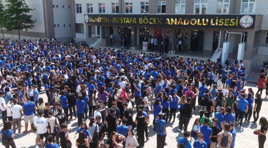 Başkan Böcek Öğrencilerin Karne Heyecanına Ortak Oldu