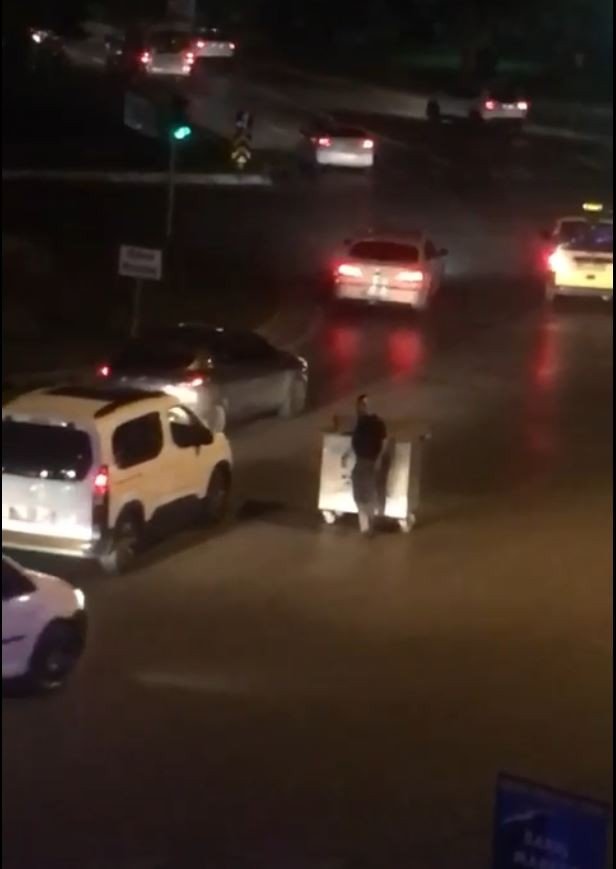 Çöp Konteynerini Yol Ortasına Çekip İçki Masası Yaptı, Sürücülere Zor Anlar Yaşattı