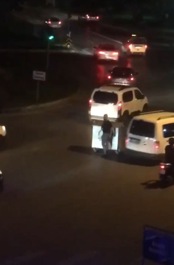 Çöp Konteynerini Yol Ortasına Çekip İçki Masası Yaptı, Sürücülere Zor Anlar Yaşattı