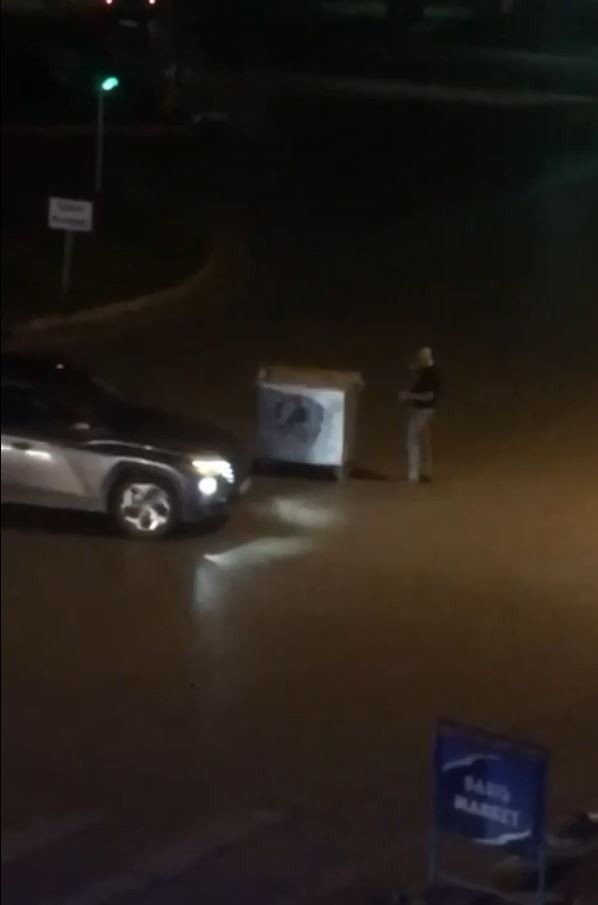 Çöp Konteynerini Yol Ortasına Çekip İçki Masası Yaptı, Sürücülere Zor Anlar Yaşattı