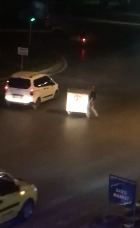 Çöp Konteynerini Yol Ortasına Çekip İçki Masası Yaptı, Sürücülere Zor Anlar Yaşattı