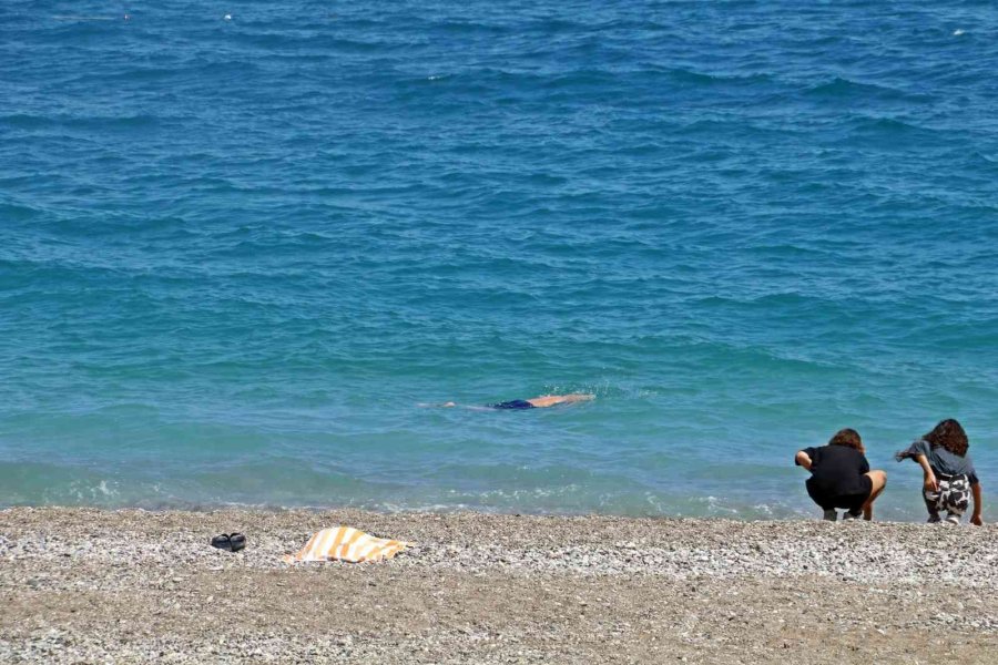 Denizde Akıntıya Kapılıp Sahildeki Çantasından Uzaklaşan Adam, Hırsızın Hedefi Oldu