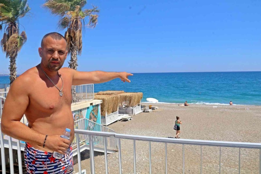 Denizde Akıntıya Kapılıp Sahildeki Çantasından Uzaklaşan Adam, Hırsızın Hedefi Oldu