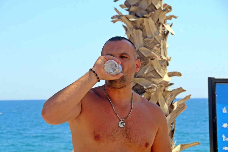 Denizde Akıntıya Kapılıp Sahildeki Çantasından Uzaklaşan Adam, Hırsızın Hedefi Oldu