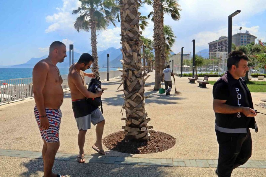 Denizde Akıntıya Kapılıp Sahildeki Çantasından Uzaklaşan Adam, Hırsızın Hedefi Oldu