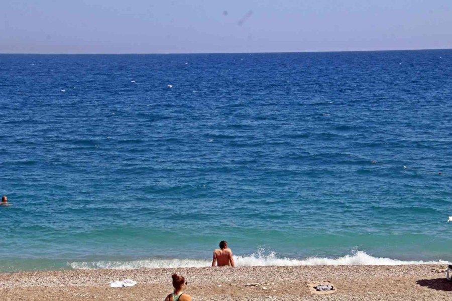 Denizde Akıntıya Kapılıp Sahildeki Çantasından Uzaklaşan Adam, Hırsızın Hedefi Oldu