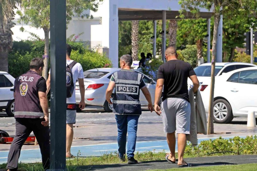 Denizde Akıntıya Kapılıp Sahildeki Çantasından Uzaklaşan Adam, Hırsızın Hedefi Oldu