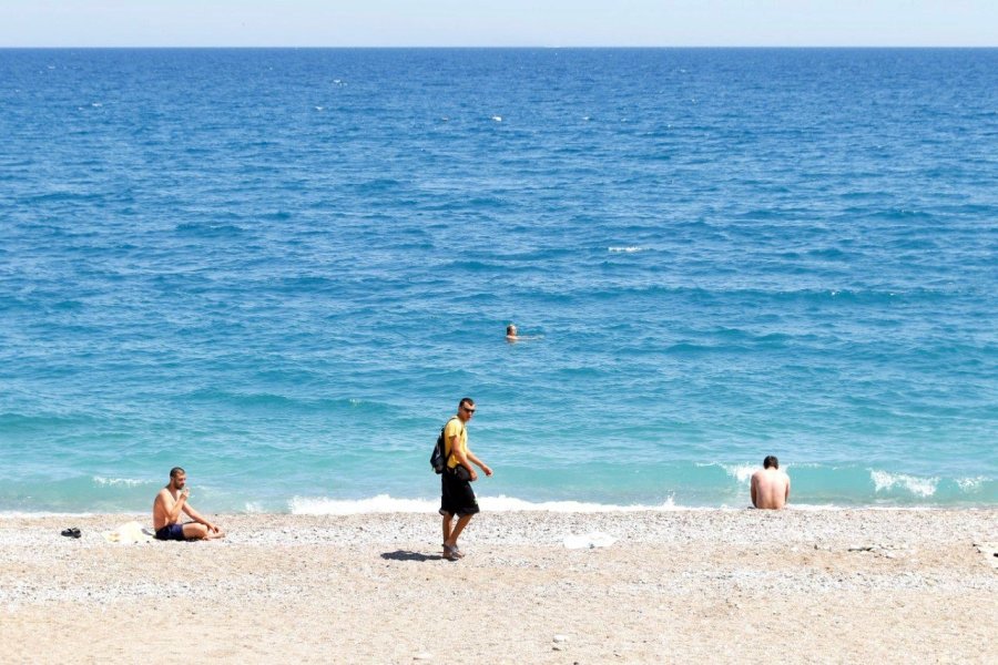 Denizde Akıntıya Kapılıp Sahildeki Çantasından Uzaklaşan Adam, Hırsızın Hedefi Oldu