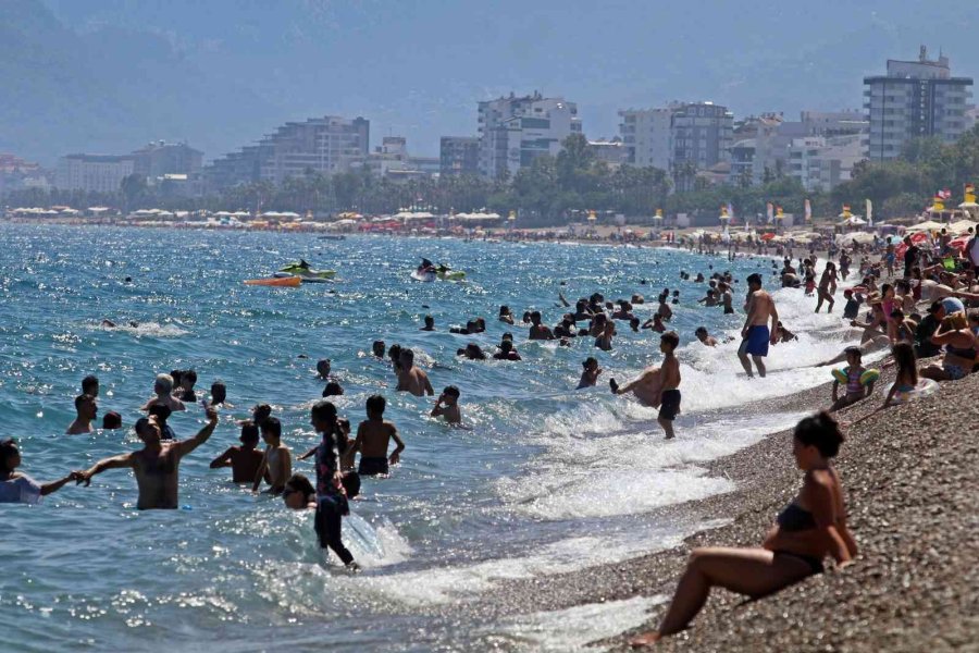 Karnesini Alan Denize Koştu, Dünyaca Ünlü Sahil Çocuklarla Doldu