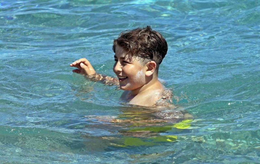 Karnesini Alan Denize Koştu, Dünyaca Ünlü Sahil Çocuklarla Doldu