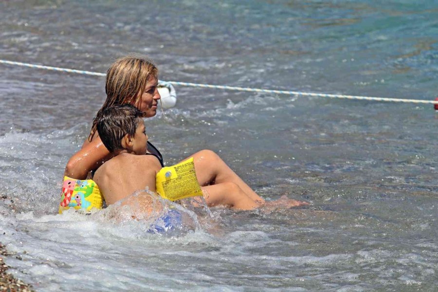 Karnesini Alan Denize Koştu, Dünyaca Ünlü Sahil Çocuklarla Doldu