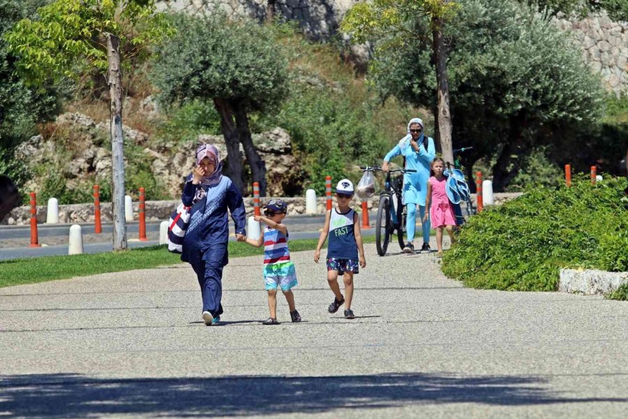 Karnesini Alan Denize Koştu, Dünyaca Ünlü Sahil Çocuklarla Doldu