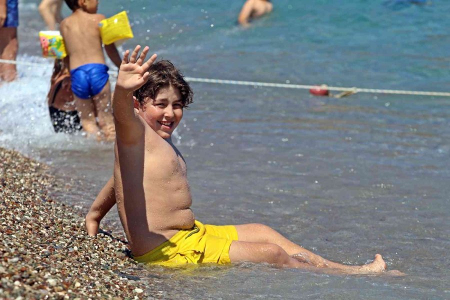 Karnesini Alan Denize Koştu, Dünyaca Ünlü Sahil Çocuklarla Doldu