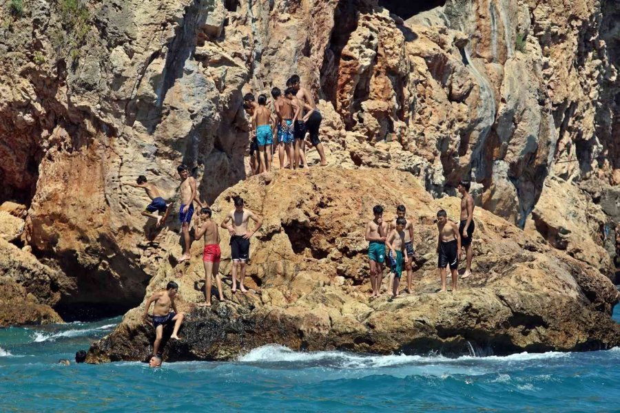 Karnesini Alan Denize Koştu, Dünyaca Ünlü Sahil Çocuklarla Doldu