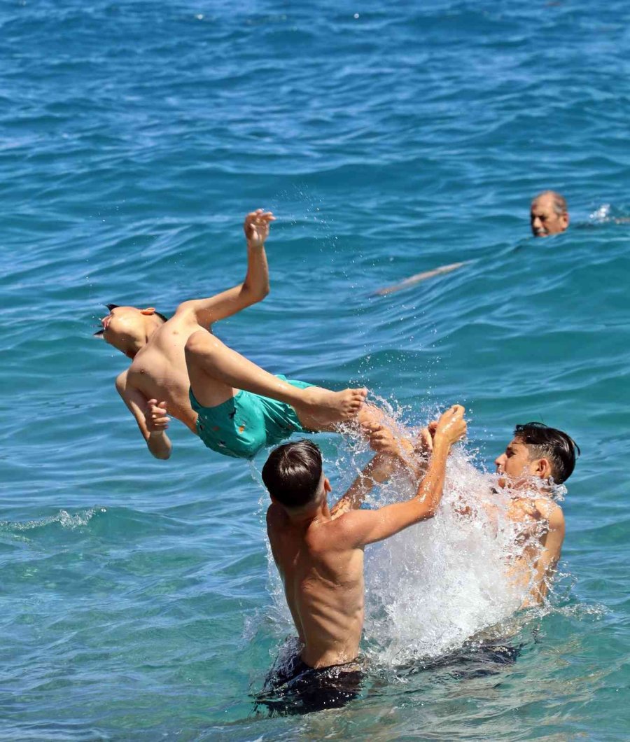 Karnesini Alan Denize Koştu, Dünyaca Ünlü Sahil Çocuklarla Doldu