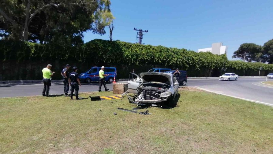 Refüjdeki Beton Kütleye Çarpan Otomobil Hurdaya Döndü: 4 Yaralı