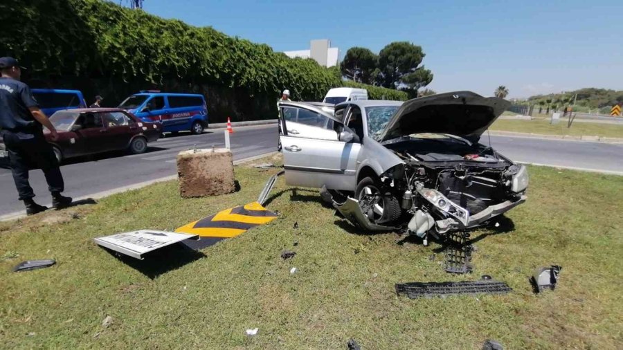 Refüjdeki Beton Kütleye Çarpan Otomobil Hurdaya Döndü: 4 Yaralı