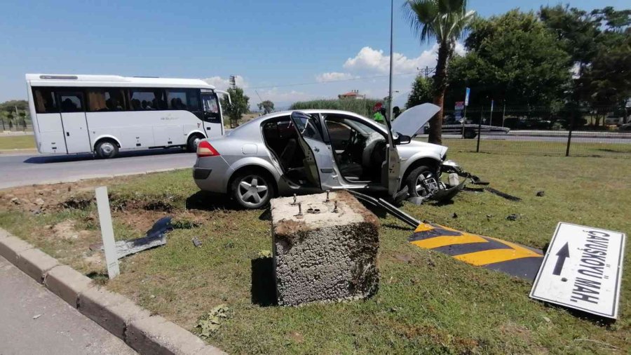 Refüjdeki Beton Kütleye Çarpan Otomobil Hurdaya Döndü: 4 Yaralı