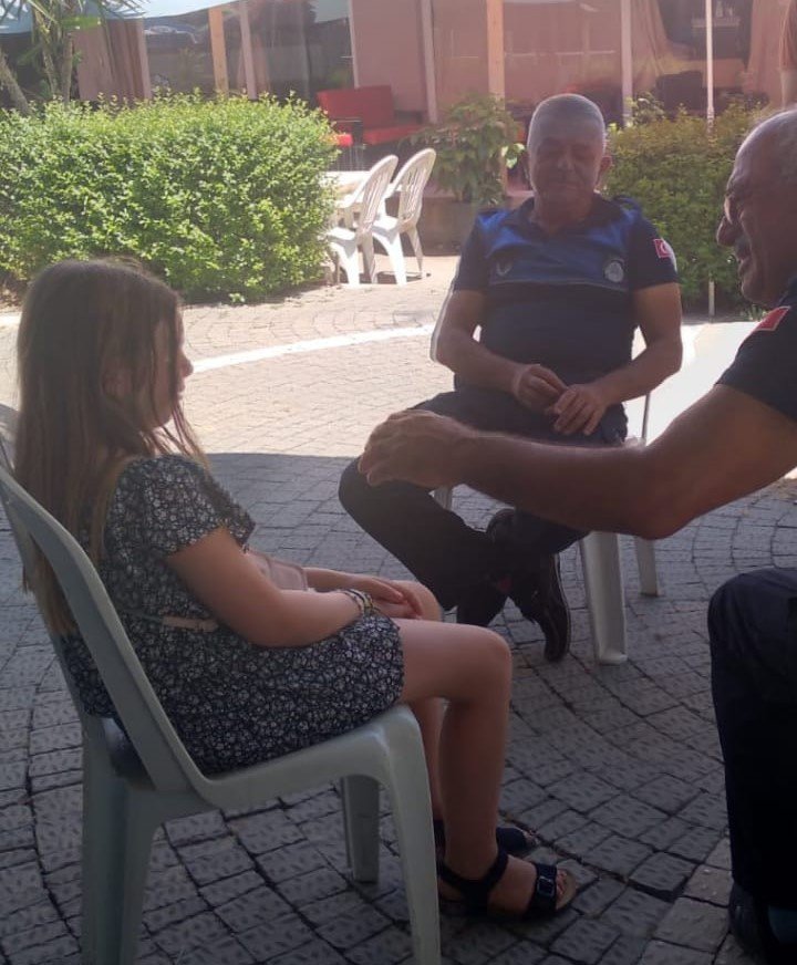 Antalya’da Pazarda Kaybolan İngiliz Kız Çocuğu Ailesine Teslim Edildi